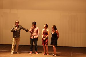Sebastián Haro se dirige al público desde el escenario acompañado de los directores Bernabé Bulnes, Ana Rosa Diego y Mercedes del Río