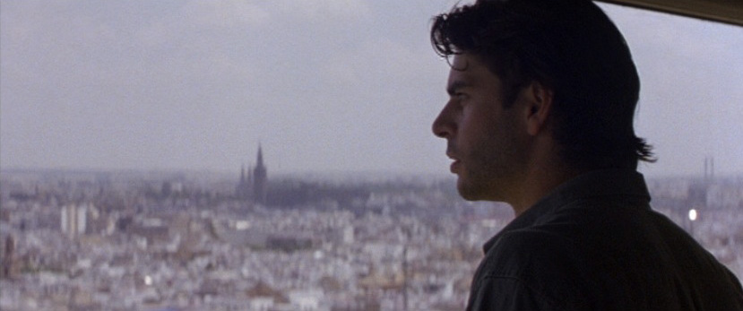Eduardo Noriega contempla Sevilla desde los 92 metros de la Torre Banesto, en una escena de Nadie conoce a nadie.