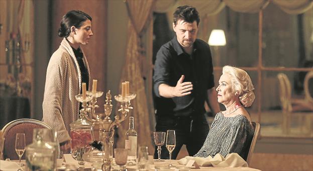 Un momento del rodaje de 'La enfermedad del domingo', con Barbara Lennie (a la izquierda), Ramón Salazar (en el centro) y Susi Sánchez (a la derecha).