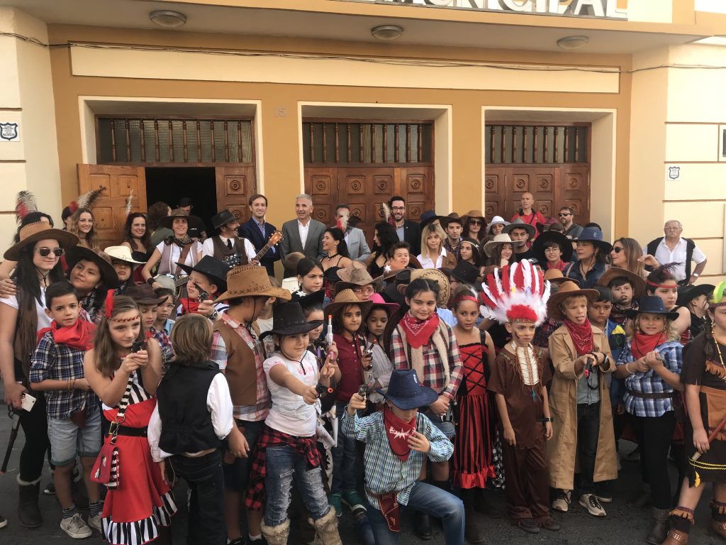 El consejero de Cultura, Miguel Ángel Vázquez junto a un grupo de niños caracterizados como personajes de western en la inauguración del AWFF