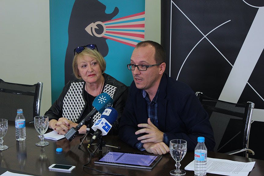 La presidenta de la Academia, Yvonne Blake, y el director del Festival de Huelva, Manuel H. Martín, en el anuncio de los aspirantes al Goya a la Mejor Película Iberoamericana.