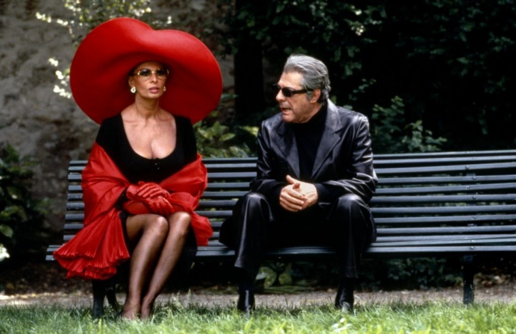 Sophia Loren y Marcello Mastroianni en un fotograma de 'Prêt-à-porter'