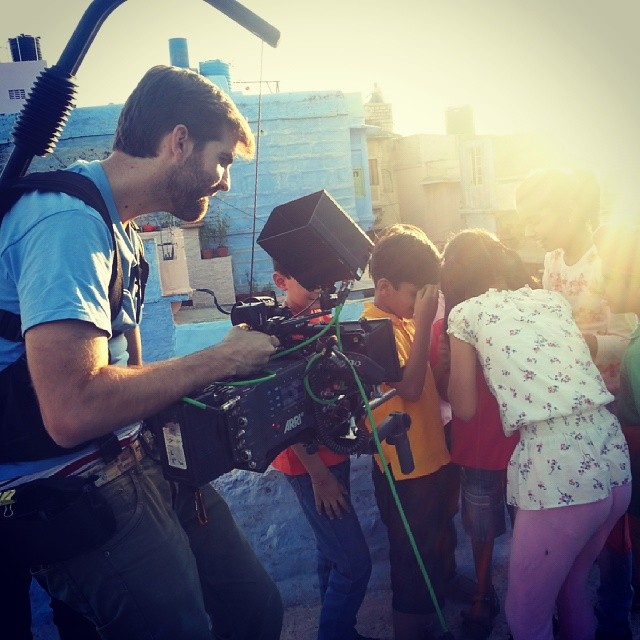 Daniel Sánchez-López durante uno de sus rodajes en India. Foto: Vishnu Sevenbyg