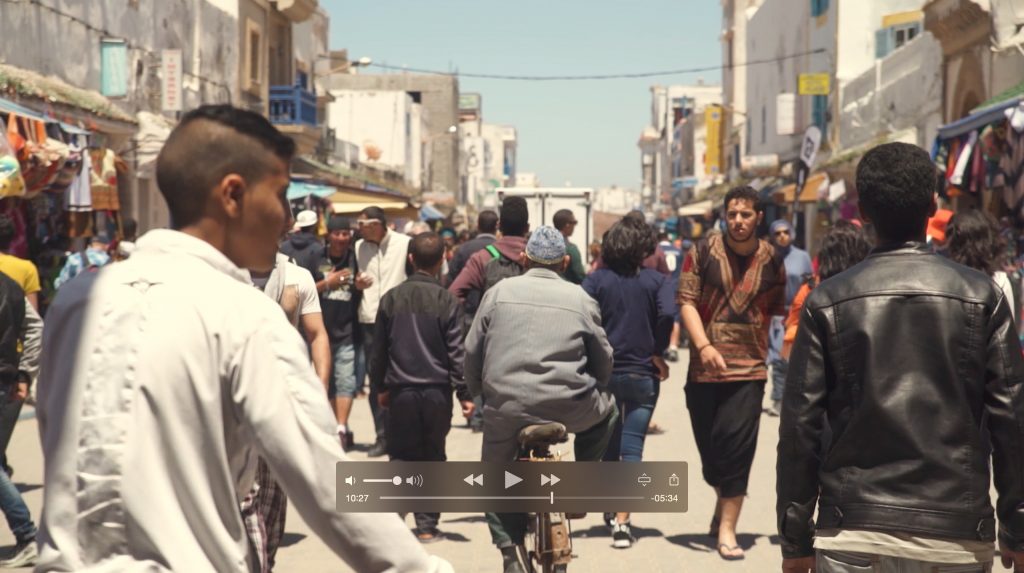 Una escena de la webserie Viveylate en marruecos.