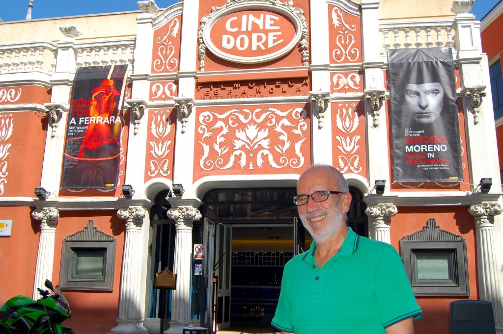 José Luis Sánchez Noriega ante el Cine Doré. Alejandro Ávila