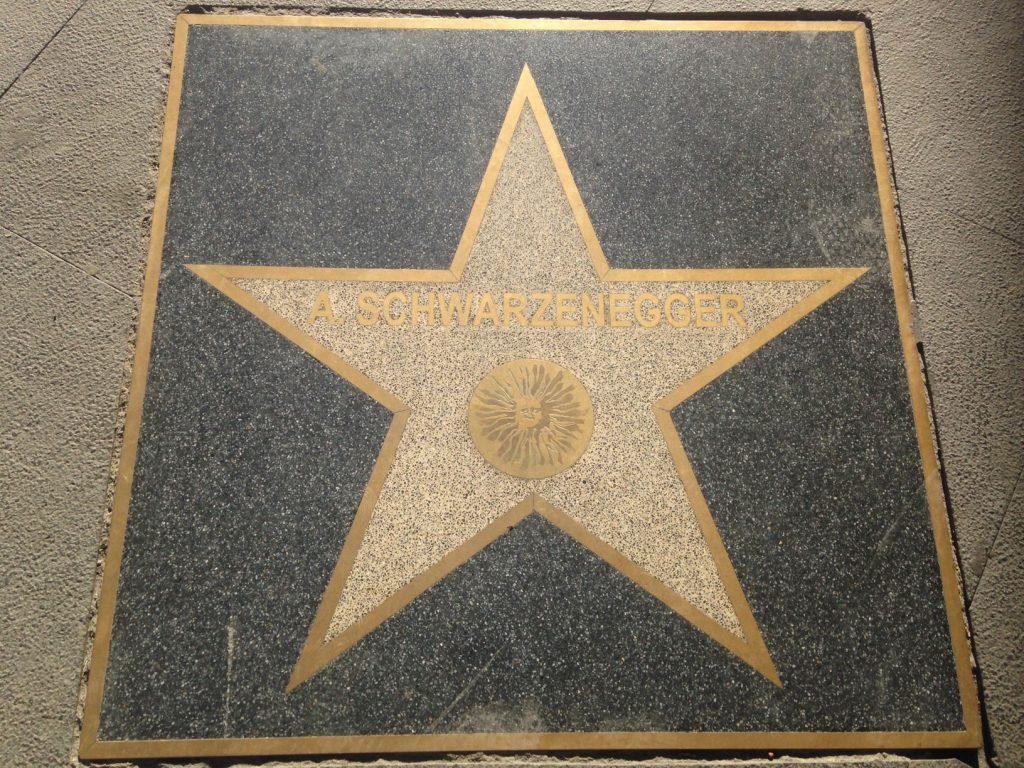 La estrella dedicada a Schwarzenegger en el Paseo de la fama de Almería En el centro el Sol de Portocarrero