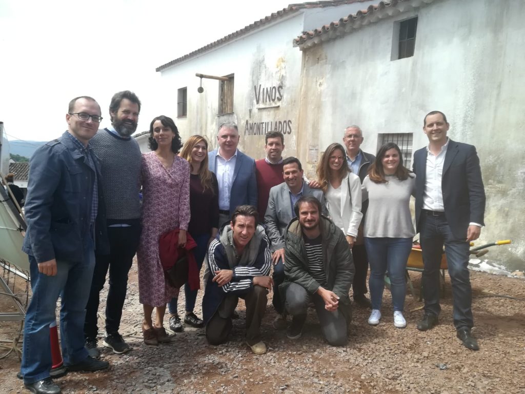 Antonio de la Torre y Belén Cuesta junto a productores, directores y visitantes de Antonio de la Torre en el rodaje de 'La trinchera infinita'