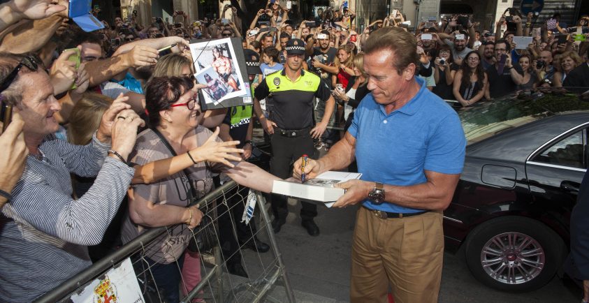 Arnold Schwarzenegger firma autógrafos en su visita a Almería en 2014