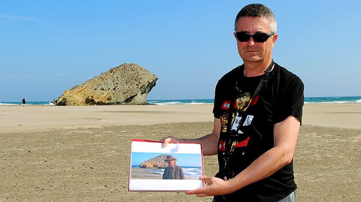 Juanen Pérez Miranda en la playa de Monsul con un fotograma de Indiana Jones y la última cruzada