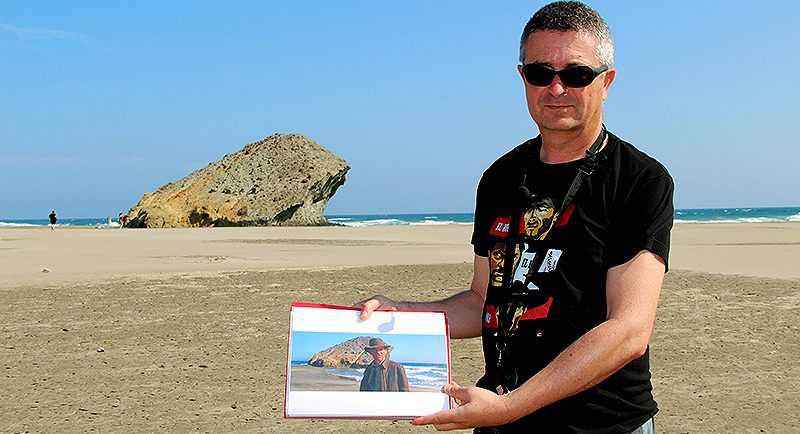 Juanen Pérez Miranda en la playa de Monsul con un fotograma de Indiana Jones y la última cruzada