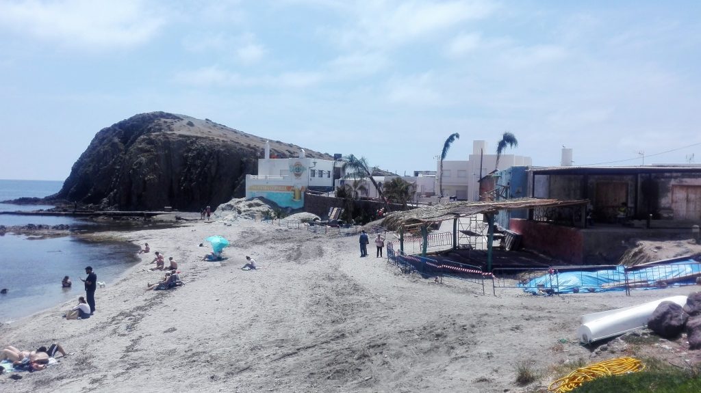 Panorámica de la Isleta del Moro el pasado 20 de mayo con las construcciones para el rodaje rodeadas de vallas