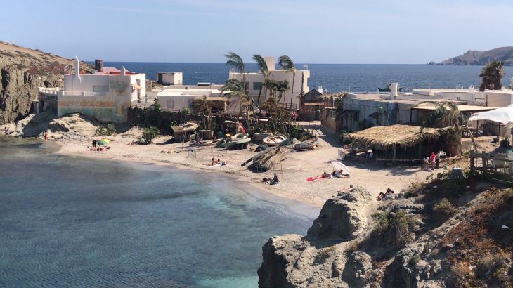Panorámica de la Isleta del Moro con la decorción preparada para el rodaje. Foto Lourdes Tortosa