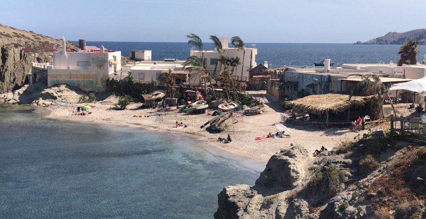 Panorámica de la Isleta del Moro con la decorción preparada para el rodaje. Foto Lourdes Tortosa