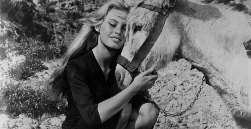 Brigitte Bardot en La Carihuela, durante el rodaje de 'Los joyeros del claro de luna'