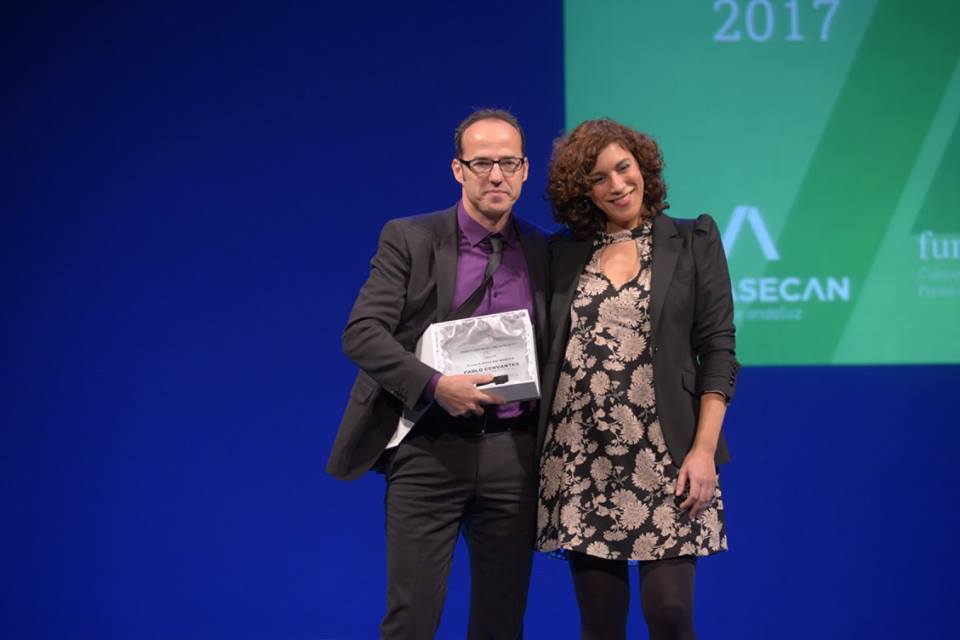 Pablo Cervantes recoge el Premio ASECAN 2017 de manos de la productora Agus Jiménez