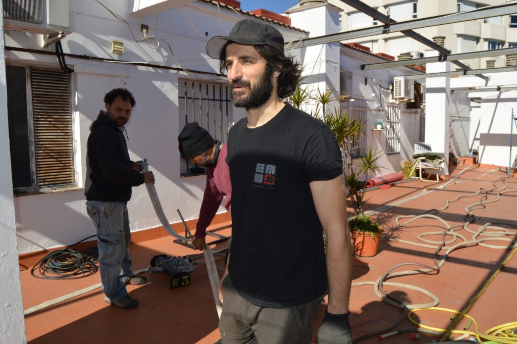 Clemente Torres de Elemento 3FX generando la lluvia para el rodaje de 'El inconveniente'