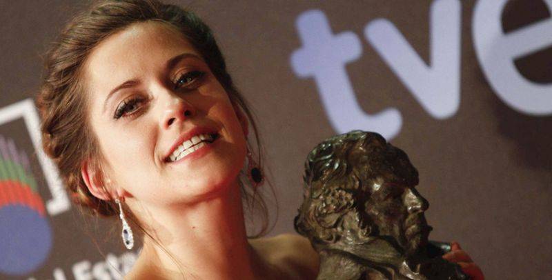 María León con el Goya que consiguió por su interpretación en 'La voz dormida'