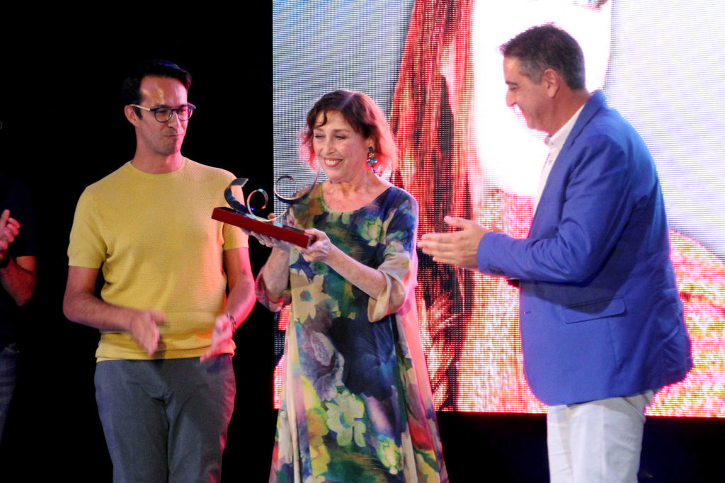 Verónica Forqué recoge un premio en la ceremonia de clausura del 11º Festival de Cine de Islantilla. 