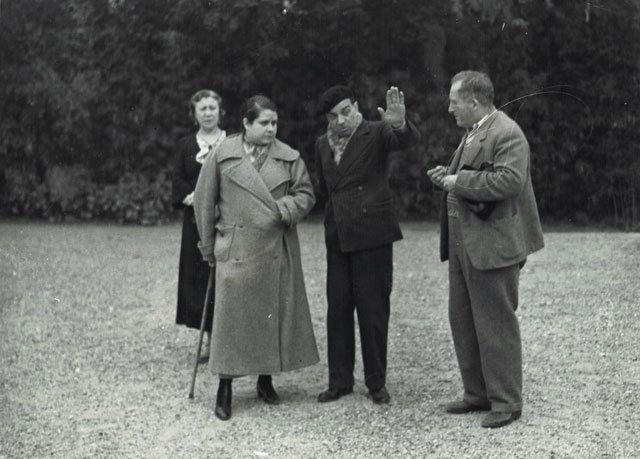 Rosario Pi (segunda por la izquierda) en uno de sus rodajes