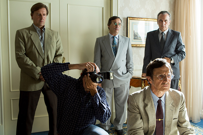 Antonio Estrada (sentado, abajo a la derecha), en un momento del rodaje de 'El hombre de las mil caras'. Fotografía de Julio Vergne 